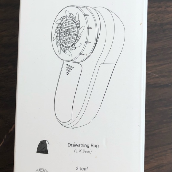 New in box fabric shaver - Picture 2 of 3